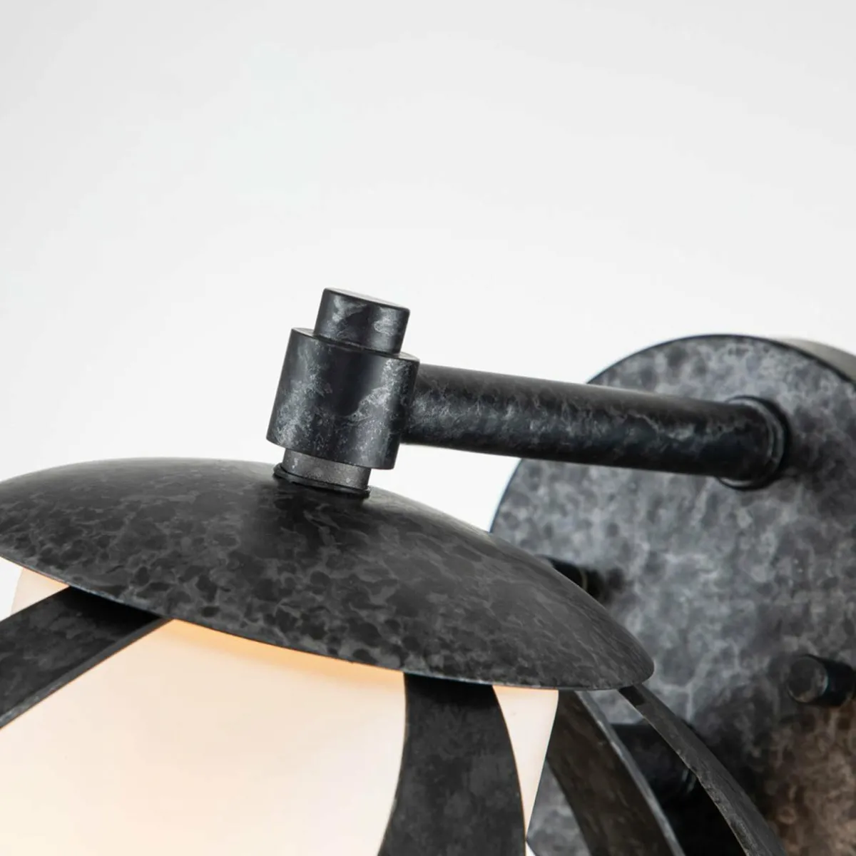 applique_blacksmith_noireblanche__une_lampe_0.webp Online Quintiesse Applique Blacksmith, noire/blanche, à une lampe