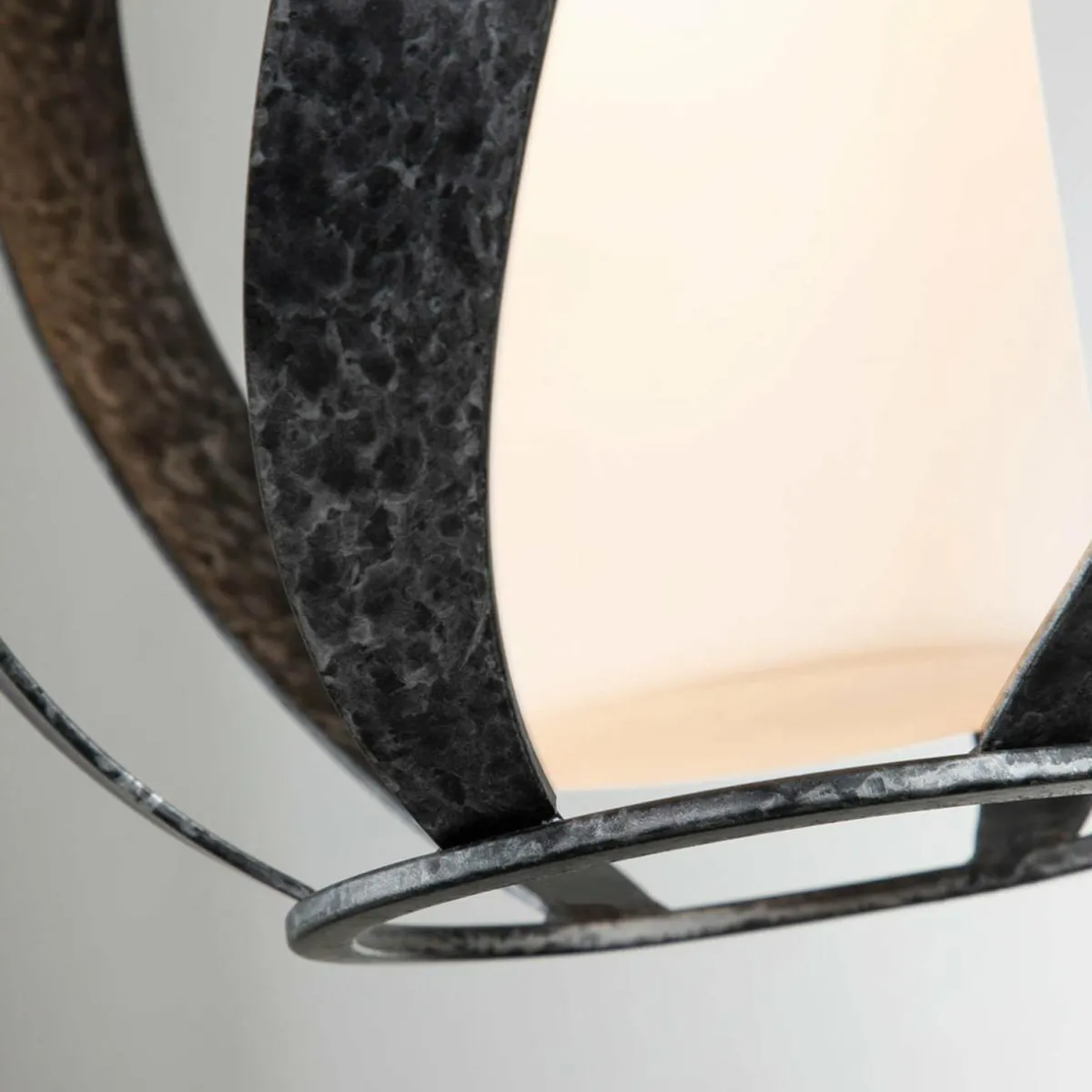 applique_blacksmith_noireblanche__une_lampe_1.webp Online Quintiesse Applique Blacksmith, noire/blanche, à une lampe