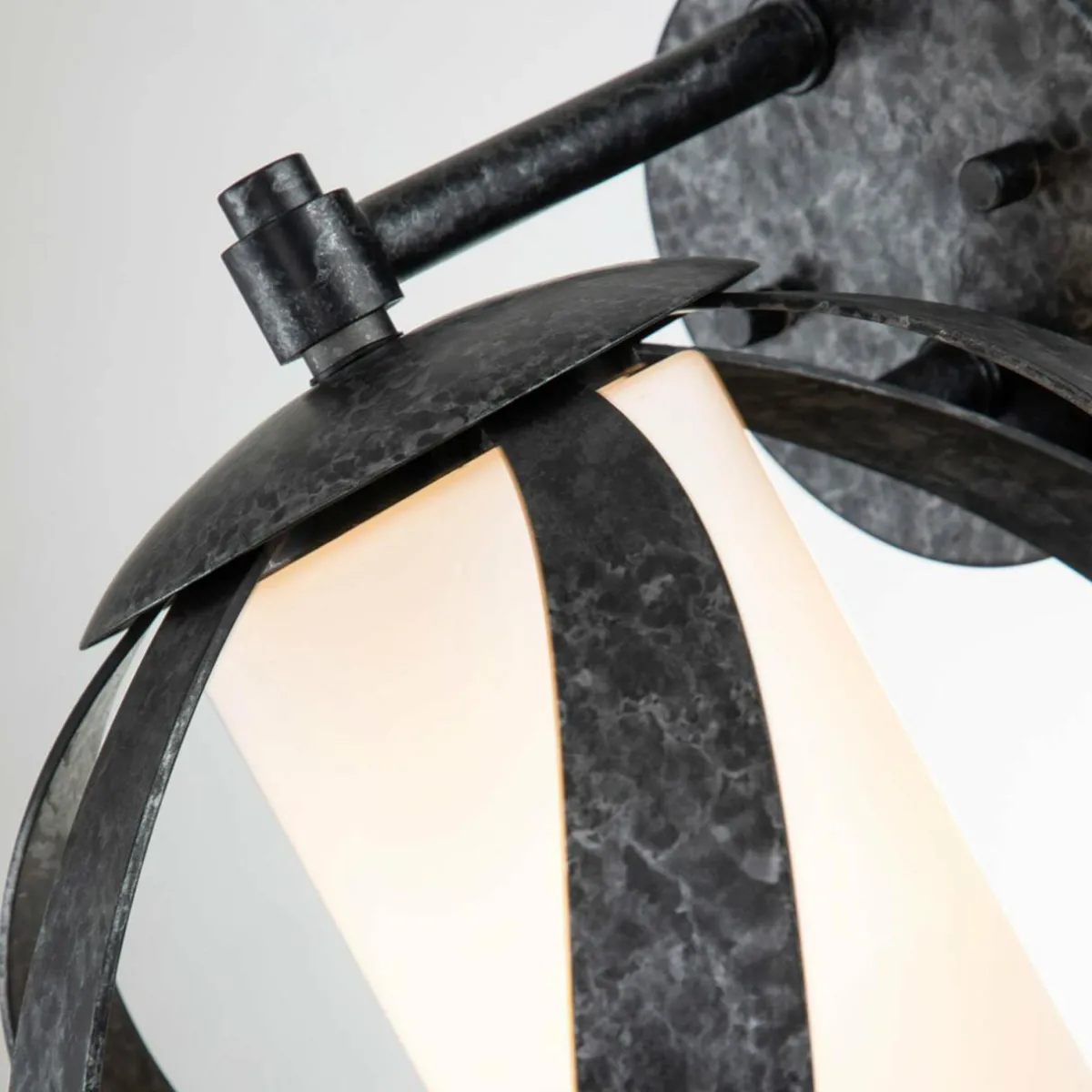 applique_blacksmith_noireblanche__une_lampe_2.webp Online Quintiesse Applique Blacksmith, noire/blanche, à une lampe