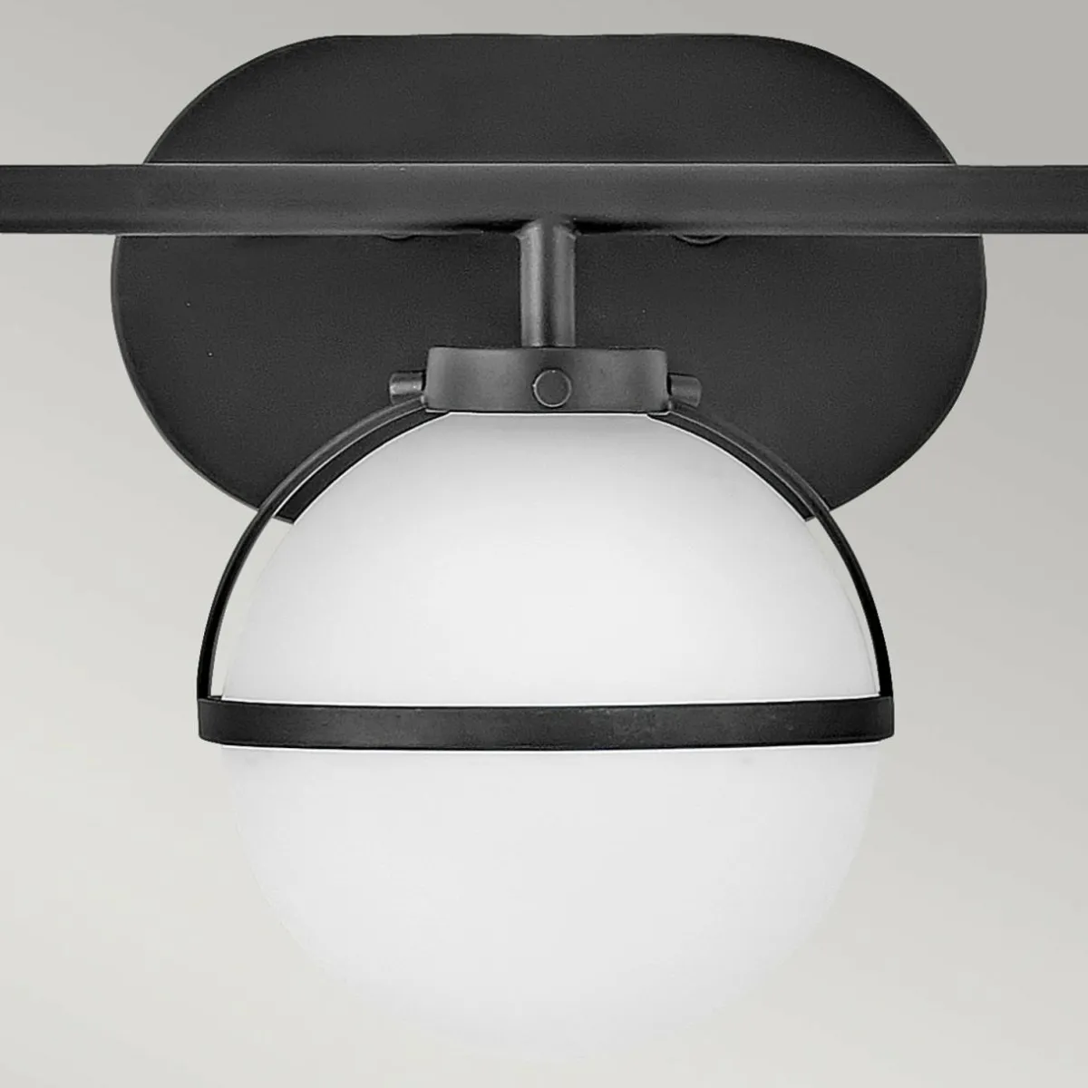 applique_salle_de_bain_hollis_noireopale__lampes_1-1.webp Discount HINKLEY Applique salle de bain Hollis noire/opale 3 lampes