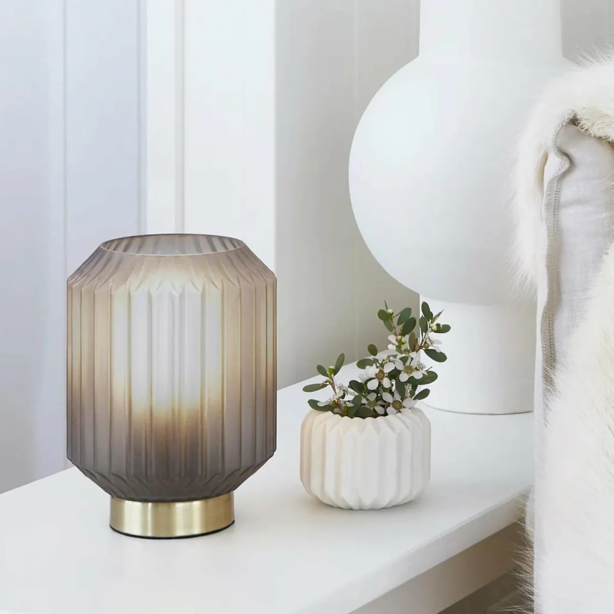 beacon_lampe__poser_clancy_abatjour_en_verre_gris_fum_hauteur__cm_0.webp Flash Sale Beacon Lighting Beacon Lampe à poser Clancy, abat-jour en verre gris fumé, hauteur 17 cm