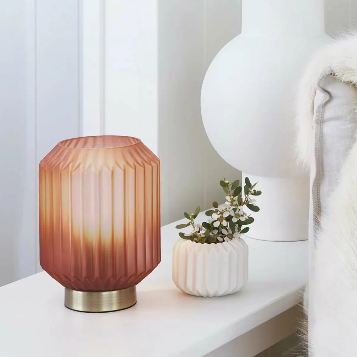 beacon_lampe__poser_clancy_abatjour_en_verre_rose_hauteur__cm_1.webp Fashion Beacon Lighting Beacon Lampe à poser Clancy, abat-jour en verre rose, hauteur 17 cm