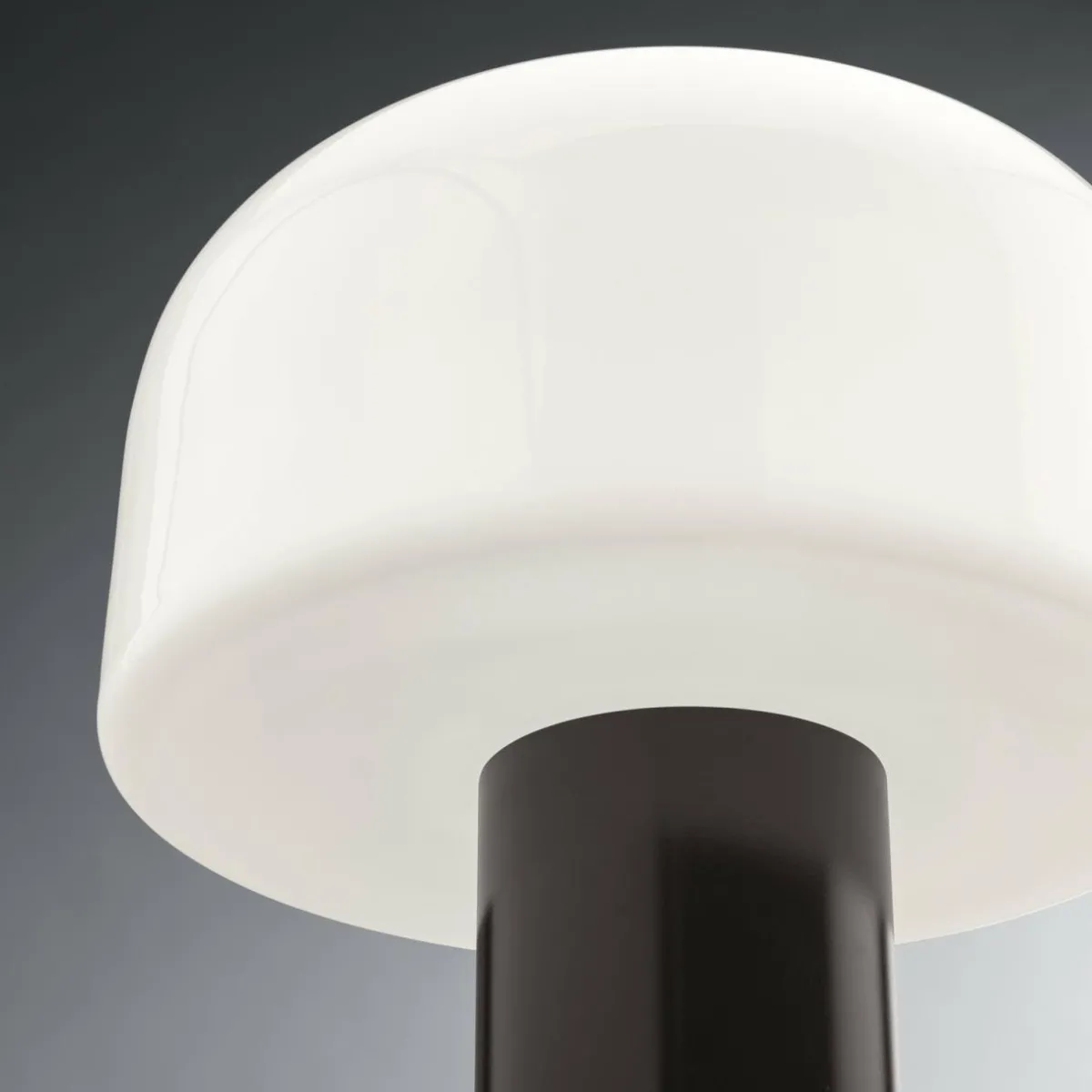 flos_lampe__poser_bellhop_glass_t_brun_chocolat_hauteur__cm_4.webp Fashion FLOS lampe à poser Bellhop Glass T, brun chocolat, hauteur 34 cm