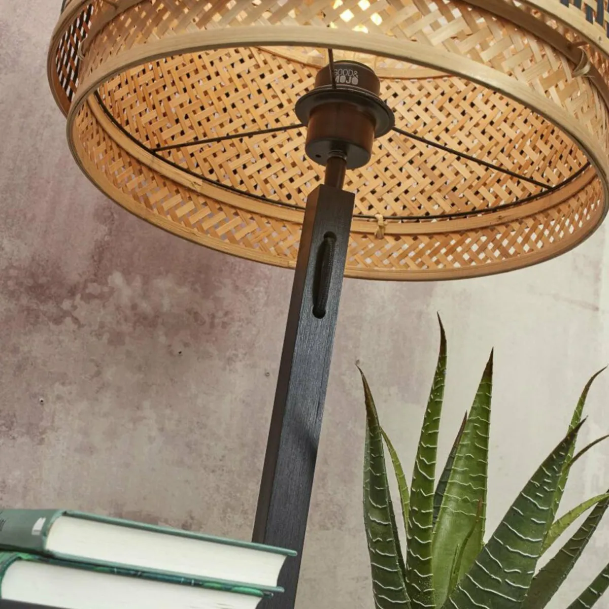 good__mojo_bhutan_lampe_sur_pied_tablette_noir_3.webp Discount Good & Mojo Bhutan lampe sur pied tablette noir