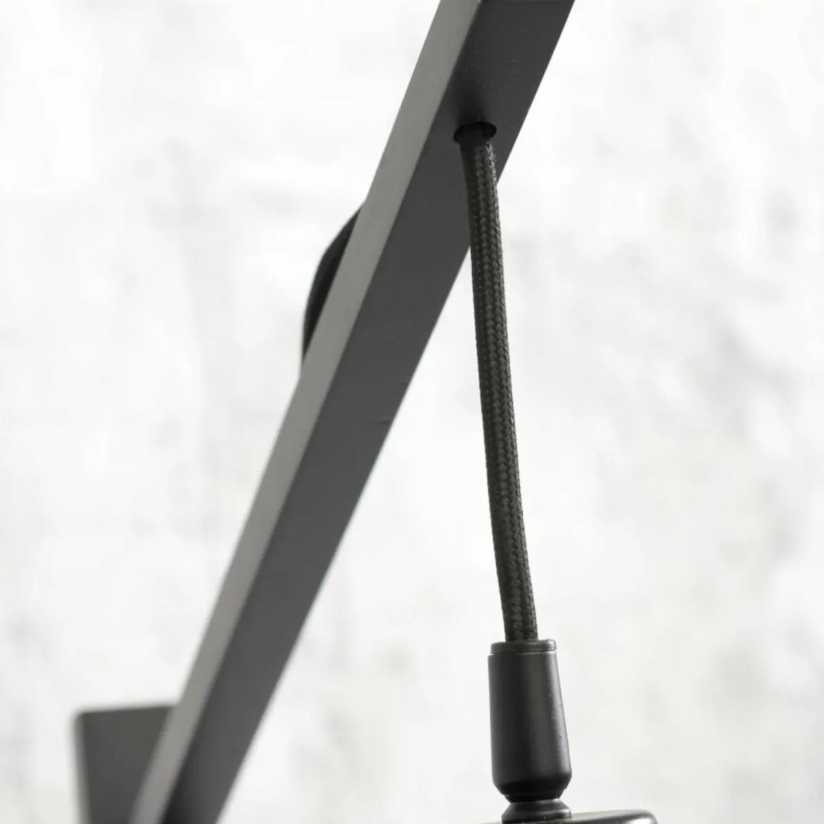 good__mojo_hokkaido_lampe_sur_pied_cm_noir_1.webp Shop Good & Mojo Hokkaido lampe sur pied 176 cm noir