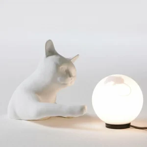 Shop Karman Lampe à poser Maoo, céramique blanche, verre, figurine de chat