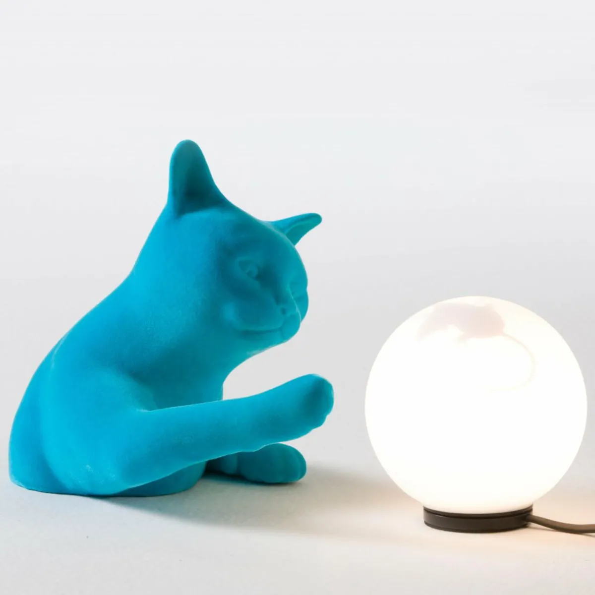 karman_lampe__poser_maoo_cramique_bleu_clair_verre_figure_de_chat_1.webp Best Karman Lampe à poser Maoo, céramique bleu clair, verre figure de chat