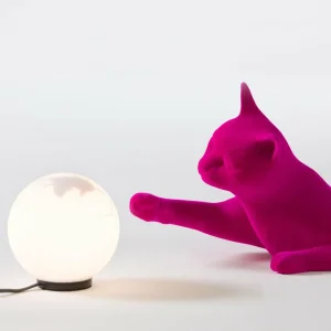 Hot Karman lampe à poser Maoo, céramique fuchsia, verre, figurine de chat