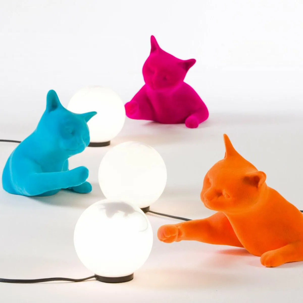 karman_lampe__poser_maoo_cramique_fuchsia_verre_figurine_de_chat_4.webp Hot Karman lampe à poser Maoo, céramique fuchsia, verre, figurine de chat