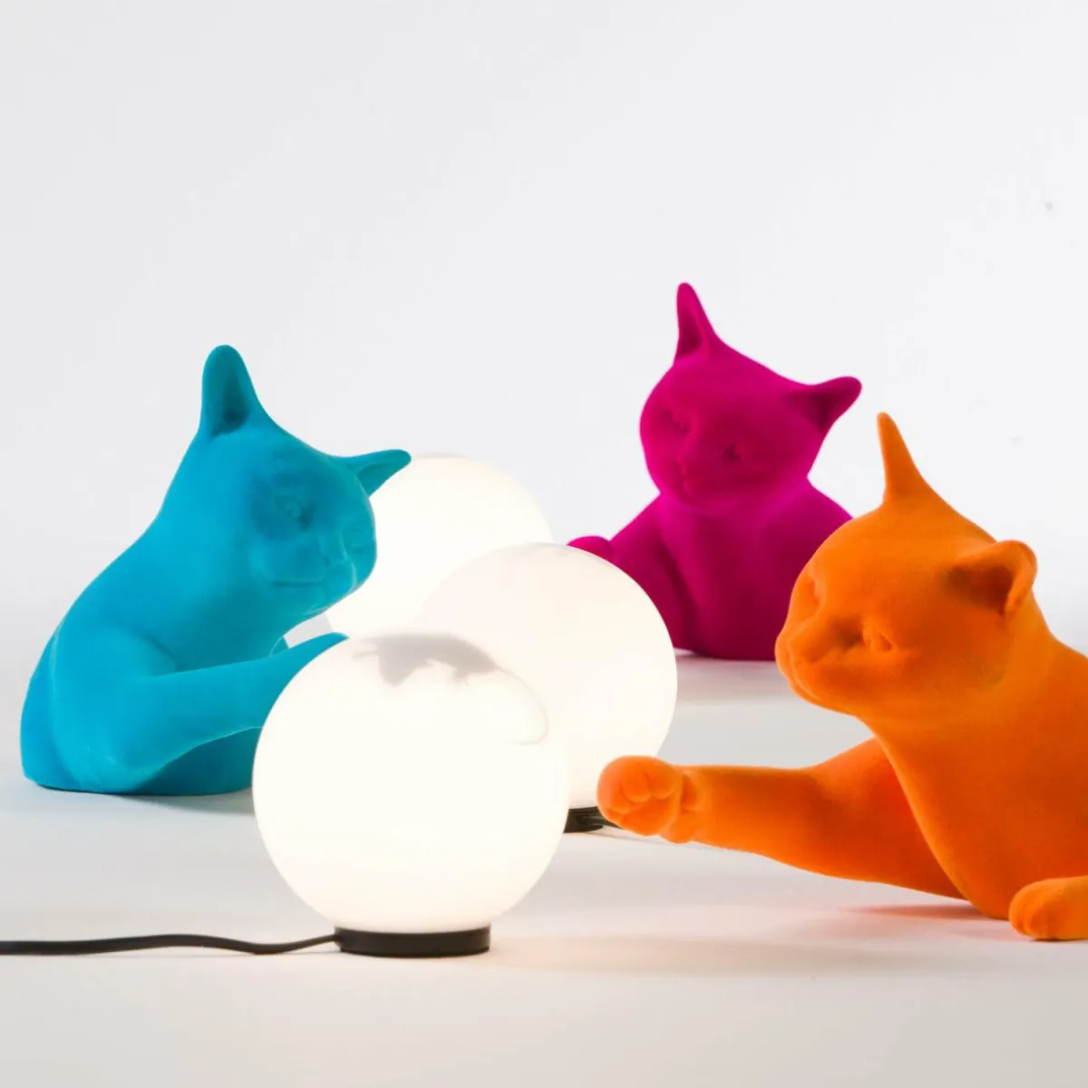 karman_lampe__poser_maoo_cramique_fuchsia_verre_figurine_de_chat_5.webp Hot Karman lampe à poser Maoo, céramique fuchsia, verre, figurine de chat
