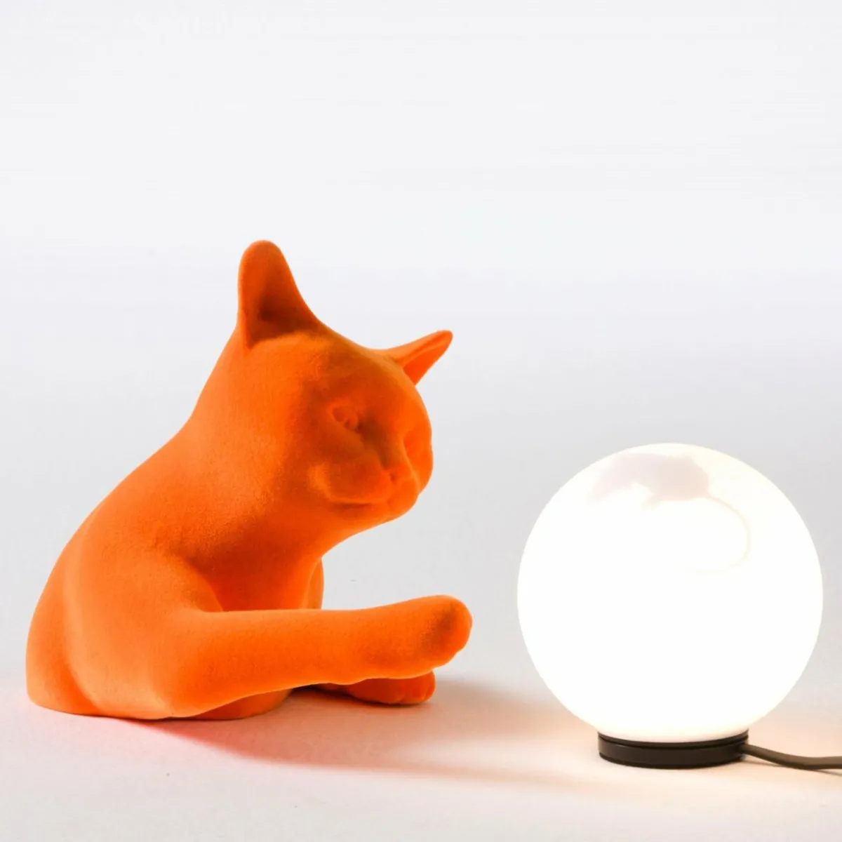 karman_lampe__poser_maoo_cramique_orange_verre_figurine_de_chat_1.webp Best Karman Lampe à poser Maoo, céramique orange, verre, figurine de chat