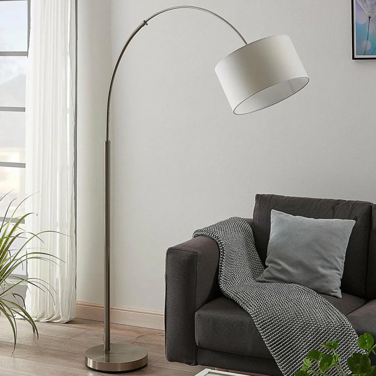 lampadaire_arqu_railyn_abatjour_blanc_ancien_0.webp Fashion Lindby Lampadaire arqué Railyn, abat-jour blanc ancien