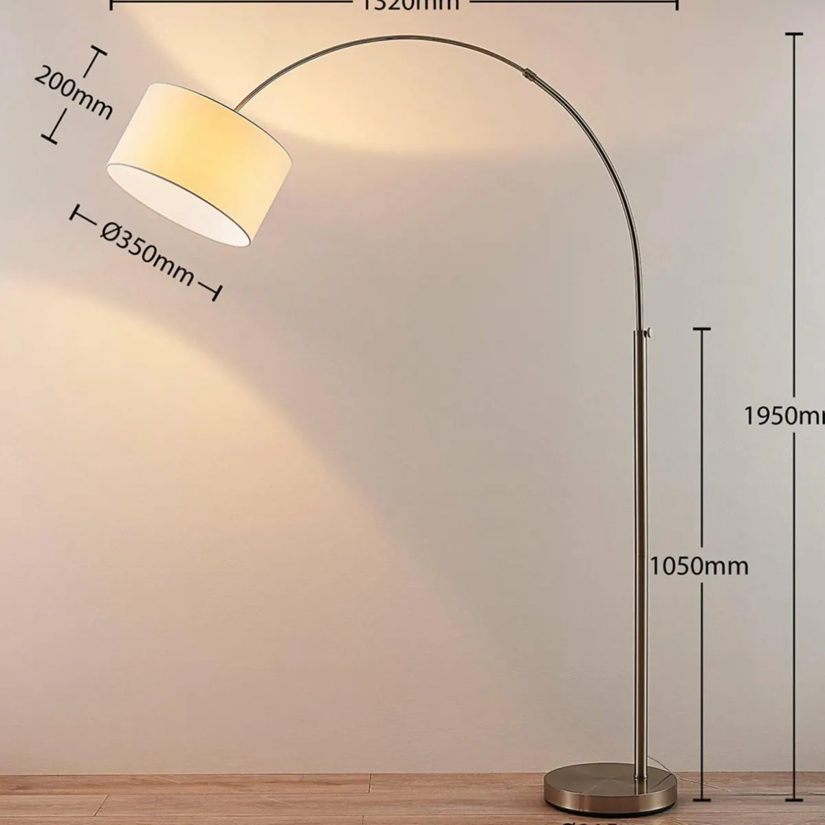 lampadaire_arqu_railyn_abatjour_blanc_ancien_1.webp Fashion Lindby Lampadaire arqué Railyn, abat-jour blanc ancien