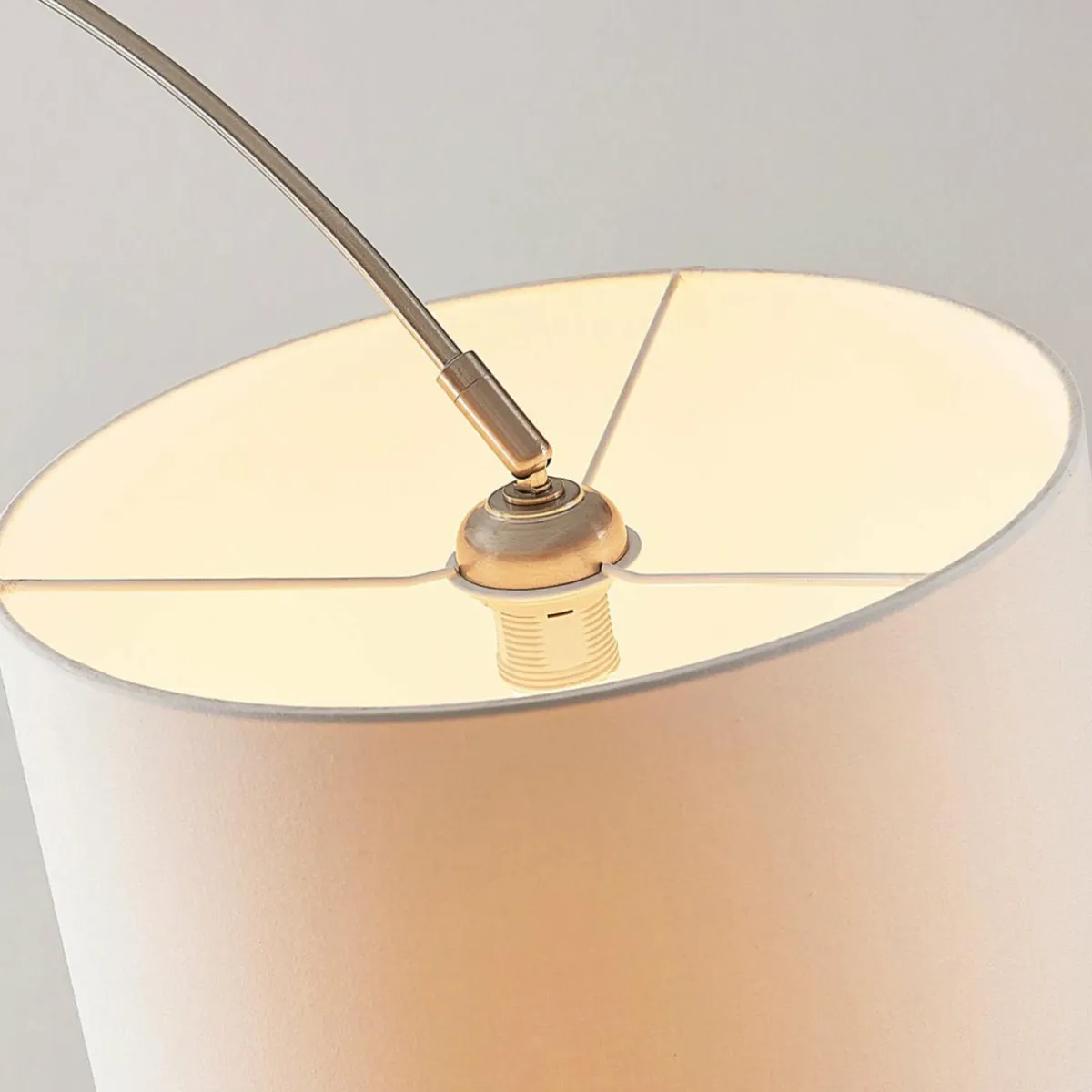 lampadaire_arqu_railyn_abatjour_blanc_ancien_4.webp Fashion Lindby Lampadaire arqué Railyn, abat-jour blanc ancien