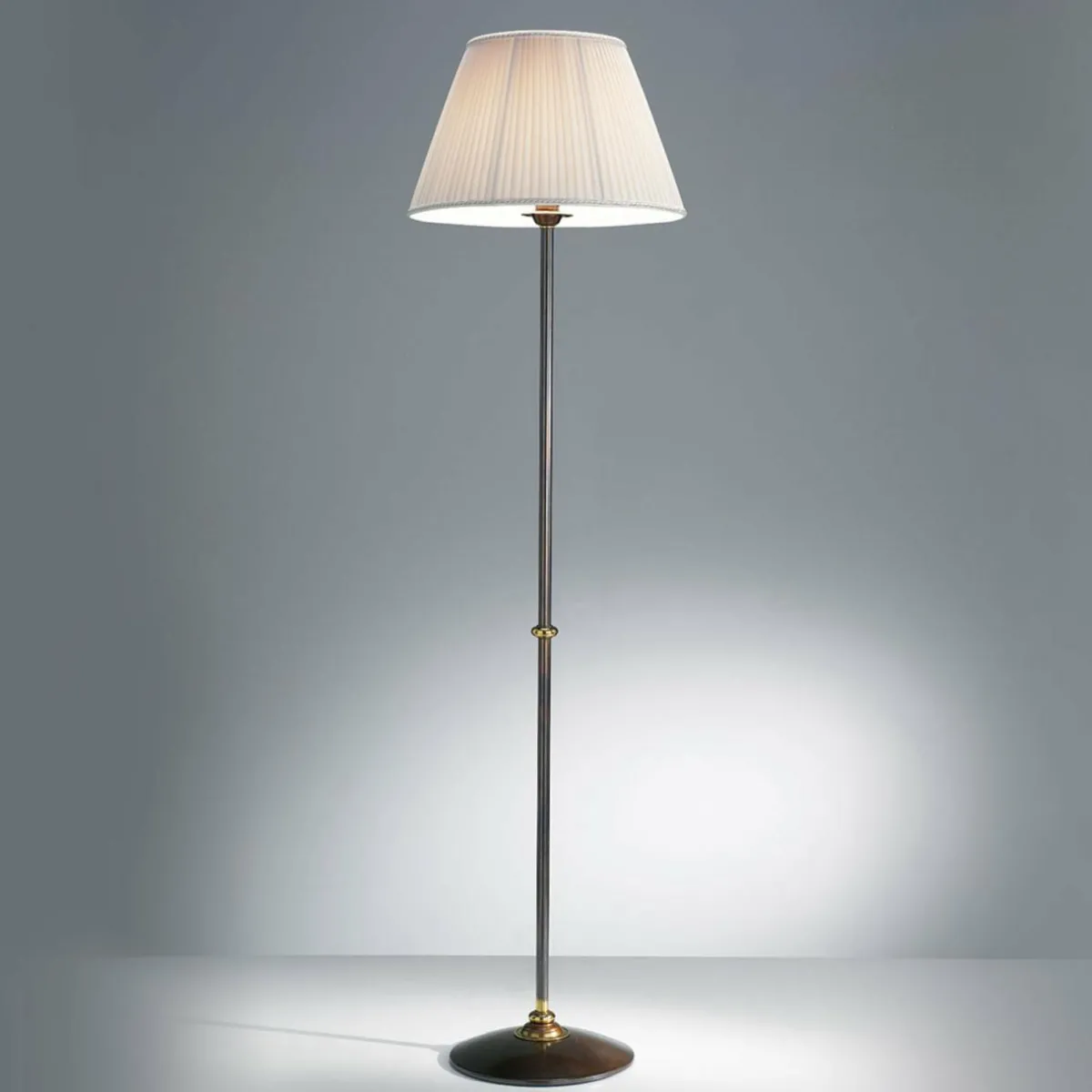 lampadaire_classic_immuable_0.webp Outlet Cremasco Lampadaire Classic immuable