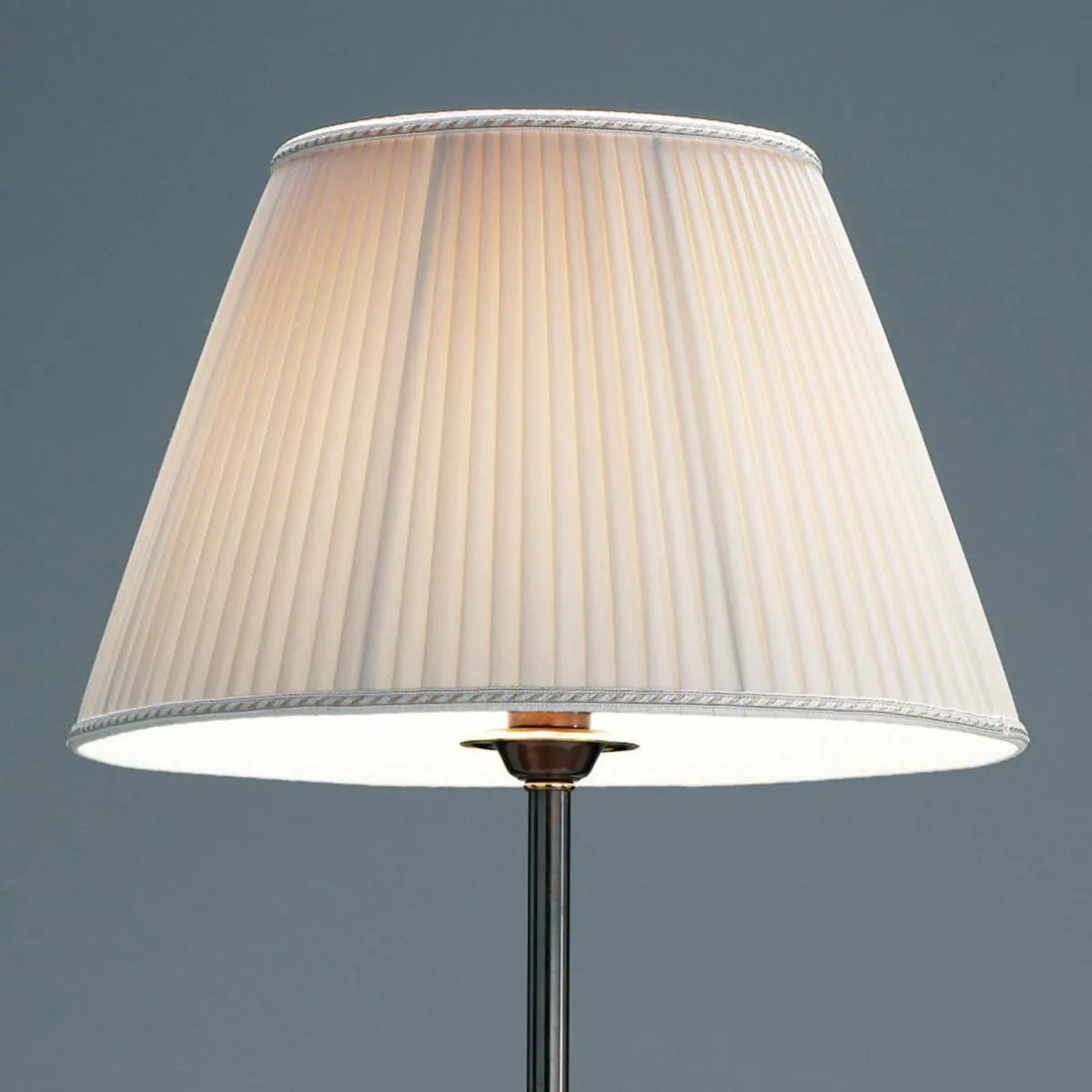 lampadaire_classic_immuable_1.webp Outlet Cremasco Lampadaire Classic immuable