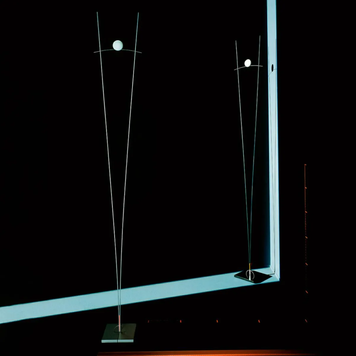 lampadaire_de_designer_gracile_ilios_argent_0.webp Store Ingo Maurer Lampadaire de designer gracile Ilios, argenté