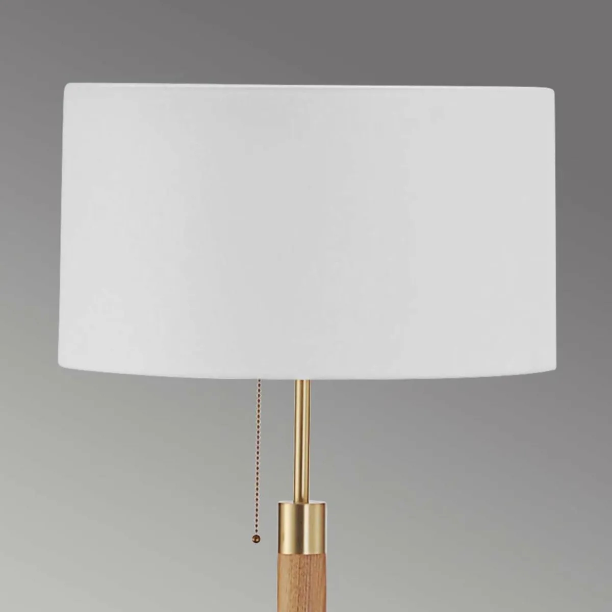 lampadaire_en_bois_lignum_abatjour_chintz_laiton_1.webp New Hufnagel Lampadaire en bois Lignum abat-jour chintz, laiton