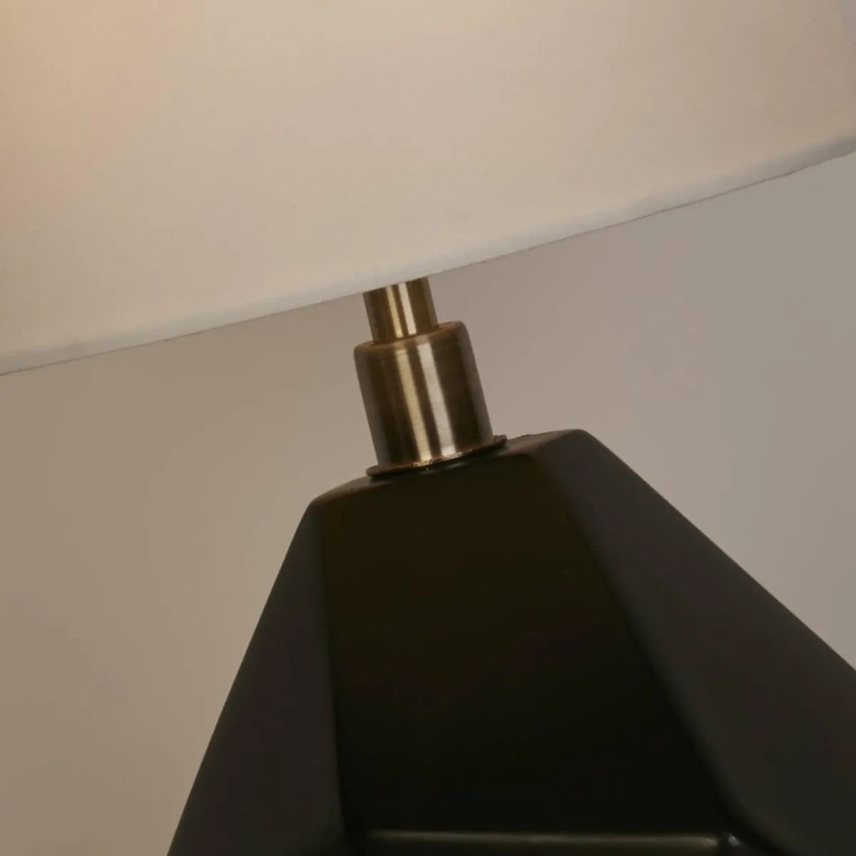 lampe__poser_apex_blancnoir_hauteur__cm_textilersine_synthtique_0.webp Flash Sale Searchlight Lampe à poser Apex blanc/noir hauteur 55,5 cm textile/résine synthétique