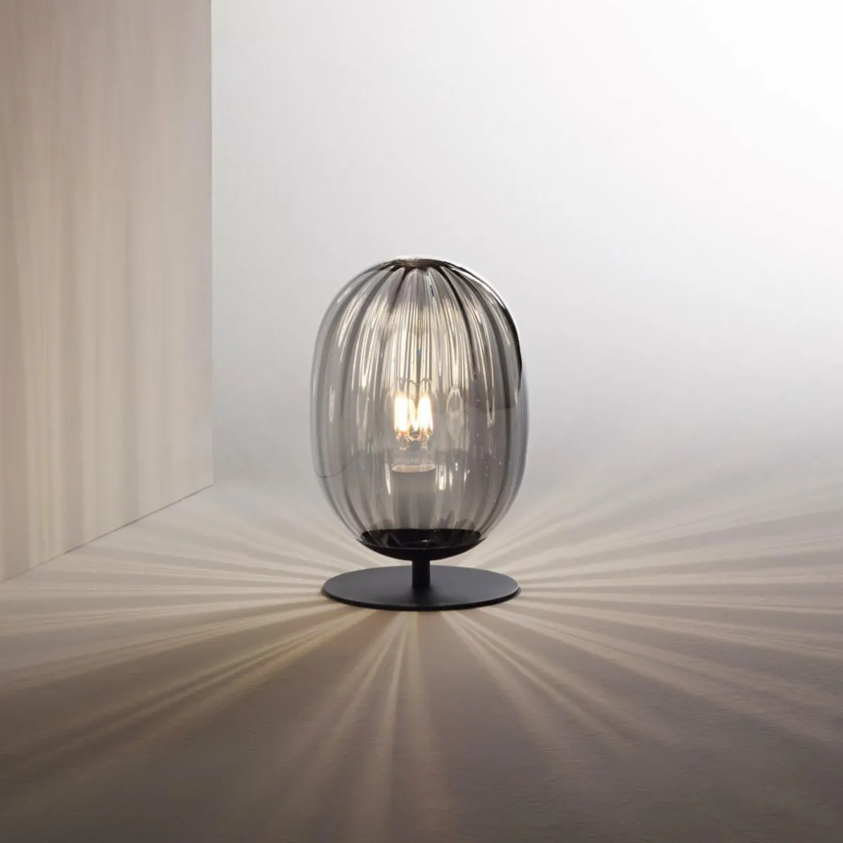 lampe__poser_infinity_avec_abatjour_verre_arqu_1.webp Best Fabas Luce Lampe à poser Infinity avec abat-jour verre arqué