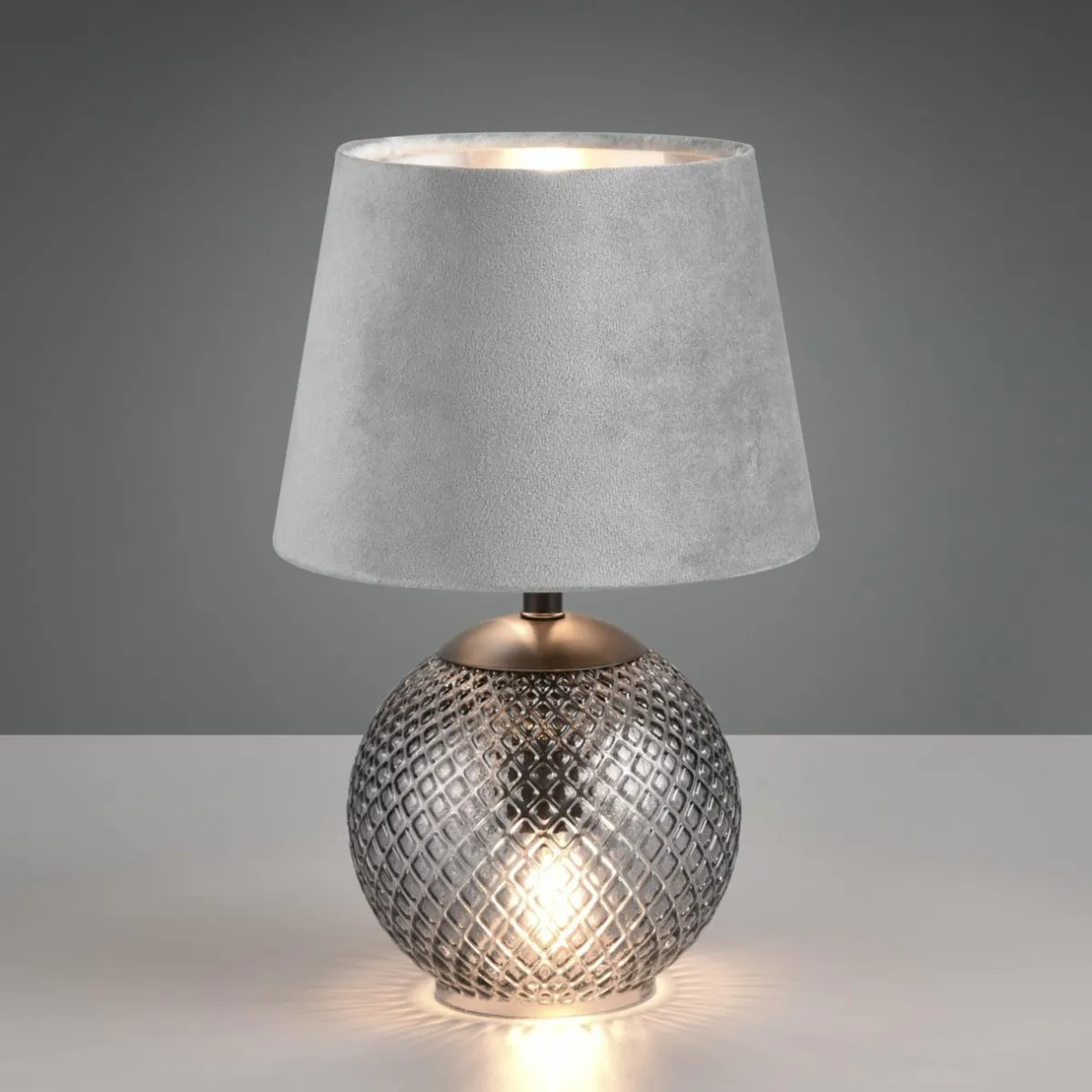 lampe__poser_jonna_verrevelours_grise_1.webp New Reality Leuchten Lampe à poser Jonna verre/velours, grise