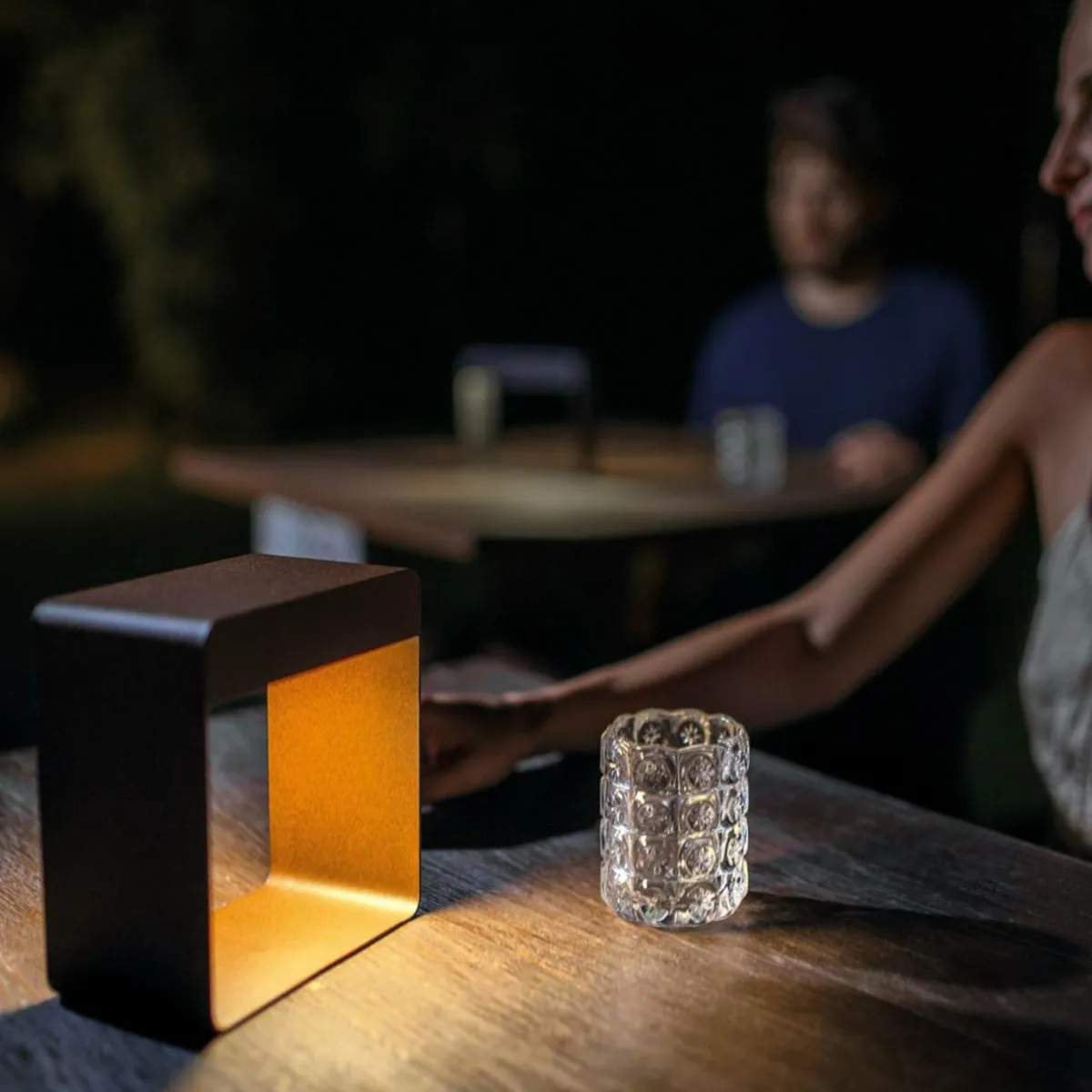 lampe__poser_led_rechargeable_dama_brun_fonc_aluminium_abs_0.webp Best Sale Linea Light Lampe à poser LED rechargeable Dama, brun foncé, aluminium, ABS
