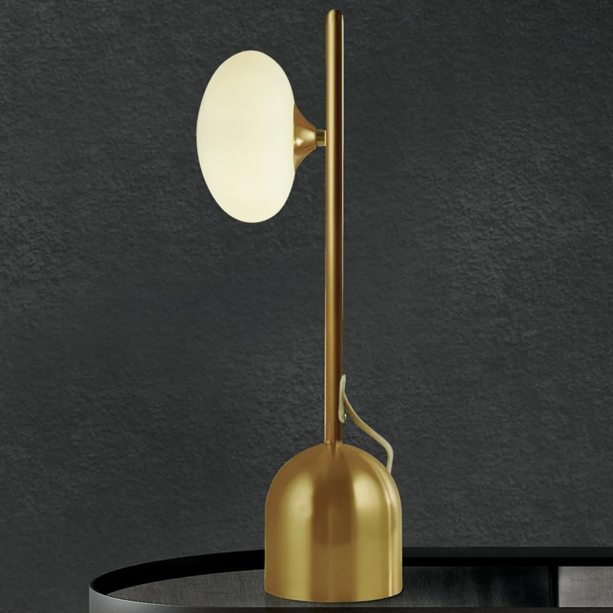 lampe__poser_pebble_laiton_1.webp Fashion Searchlight Lampe à poser Pebble, laiton