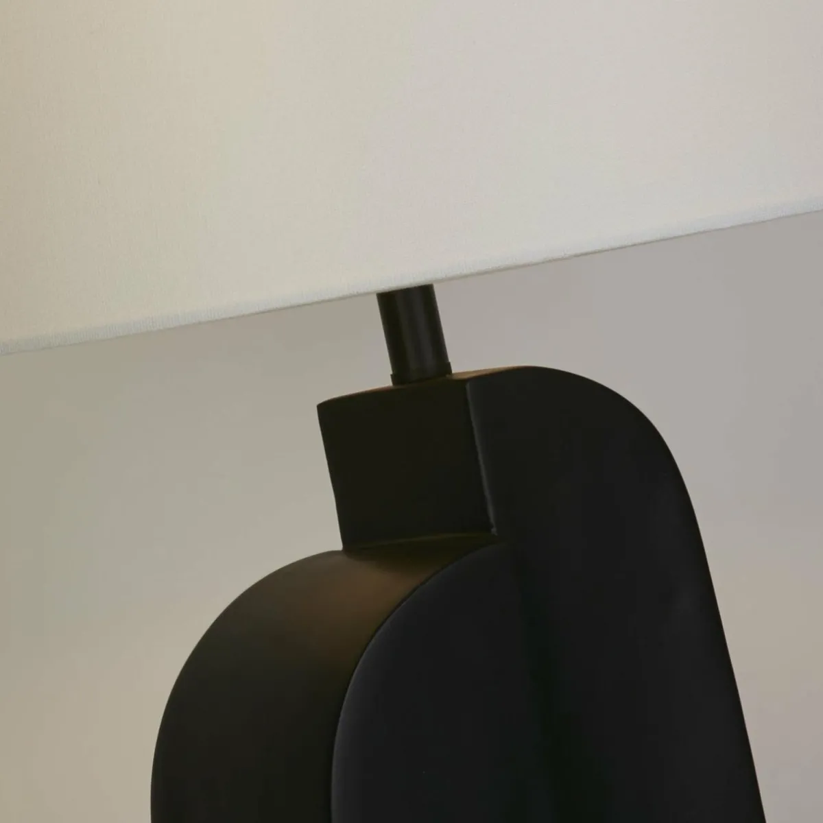 lampe__poser_perth_blancnoir_hauteur__cm_textilersine_synthtique_0.webp Fashion Searchlight Lampe à poser Perth, blanc/noir hauteur 65 cm textile/résine synthétique