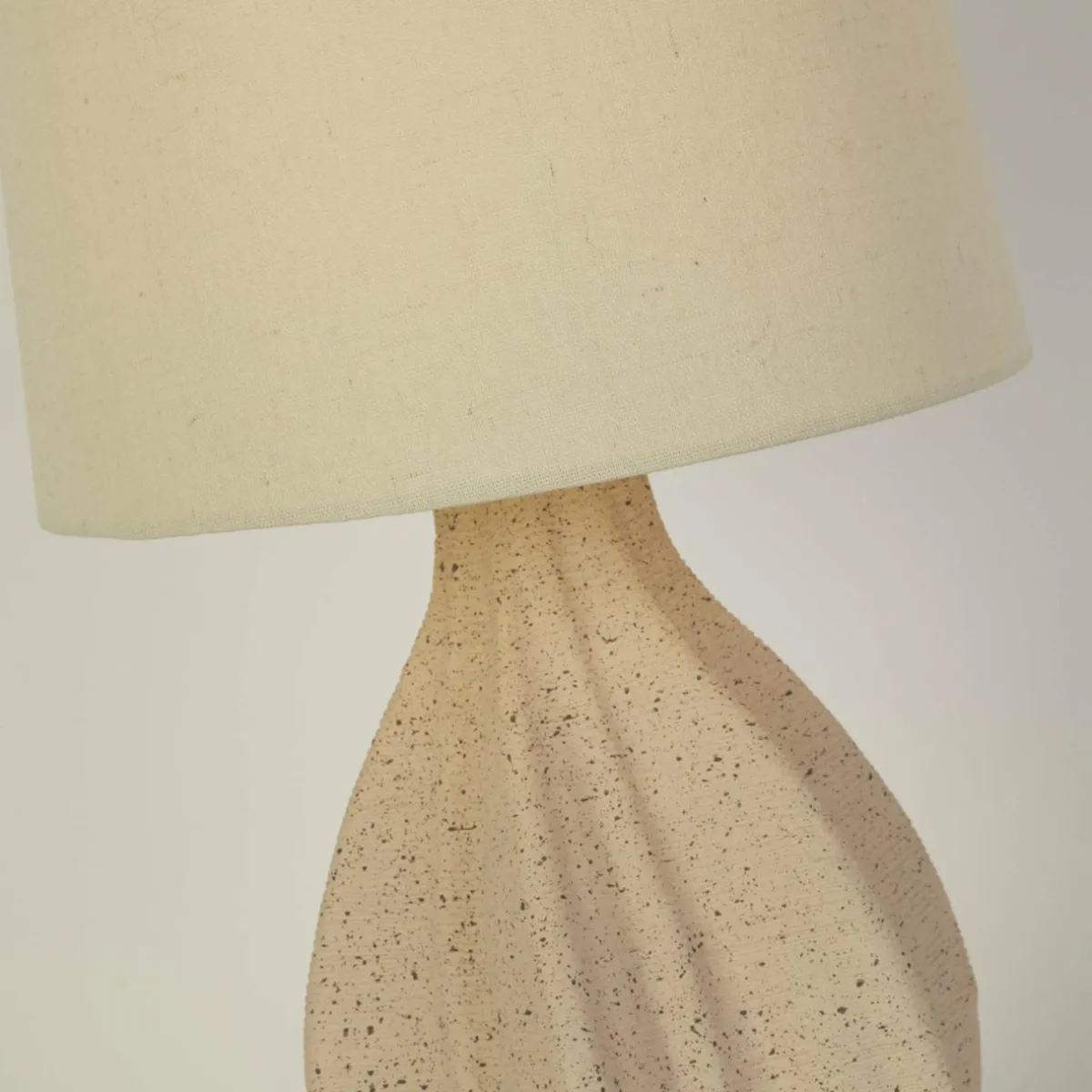 lampe__poser_twist_beige_hauteur__cm_textilecramique_0.webp Sale Searchlight Lampe à poser Twist, beige, hauteur 46 cm, textile/céramique
