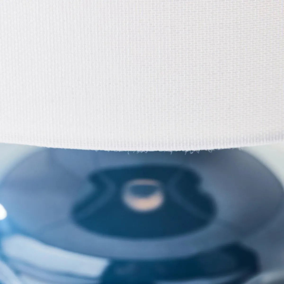 lampe_de_table_ilysa_tissu_blanc_cramique_bleu_1.webp Discount Brilliant Lampe de table Ilysa, tissu blanc, céramique bleu