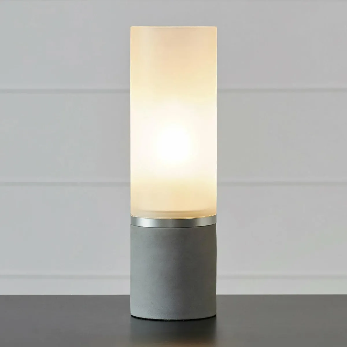 Sale Markslöjd Lampe de table Molo, pied en béton verre givré hauteur 40cm