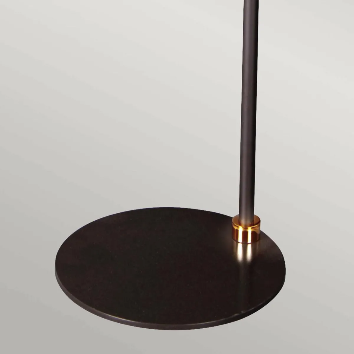 lampe_sur_pied_balance_noirlaiton_abatjour_noir_1.webp Sale Elstead Lampe sur pied Balance, noir/laiton, abat-jour noir