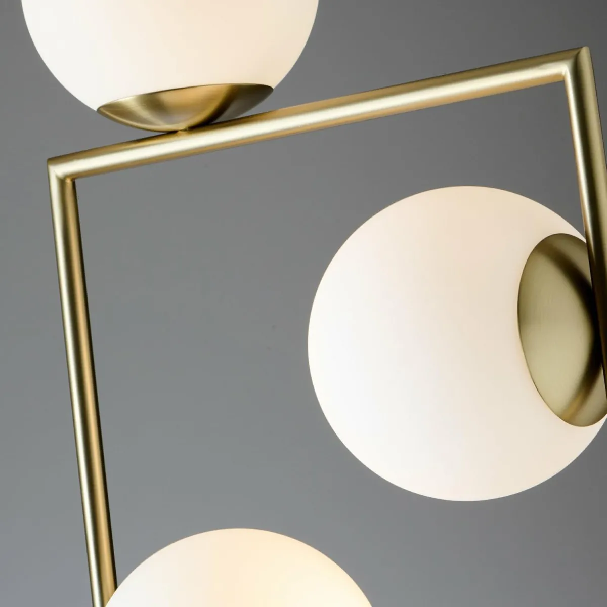 lampe_sur_pied_buble_or_six_abatjour_en_verre_opalin_0.webp Outlet miloox by Sforzin Lampe sur pied Buble, or, six abat-jour en verre opalin