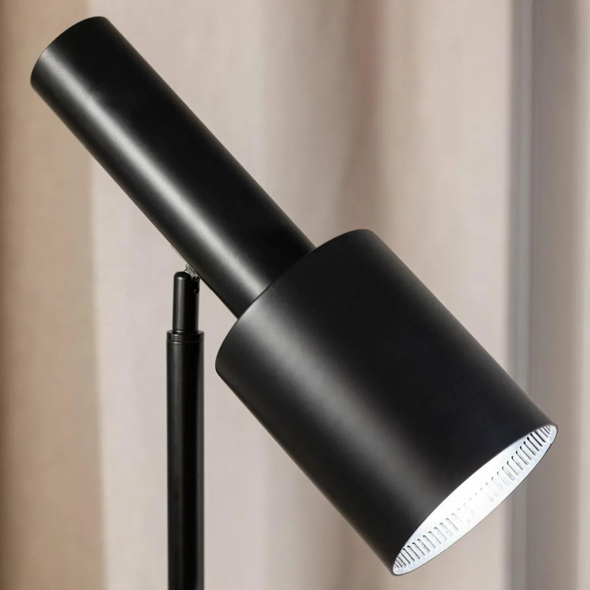 lampe_sur_pied_ozzy_en_mtal_tte_rglable_1.webp Clearance Markslöjd Lampe sur pied Ozzy en métal, tête réglable