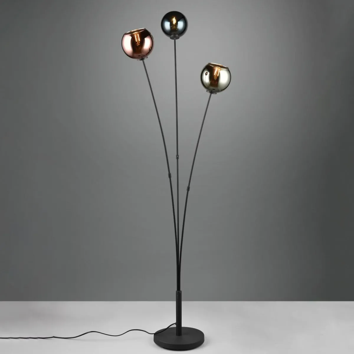 lampe_sur_pied_sheldon_avec_trois_abatjour_verre_1.webp Store Reality Leuchten Lampe sur pied Sheldon avec trois abat-jour verre