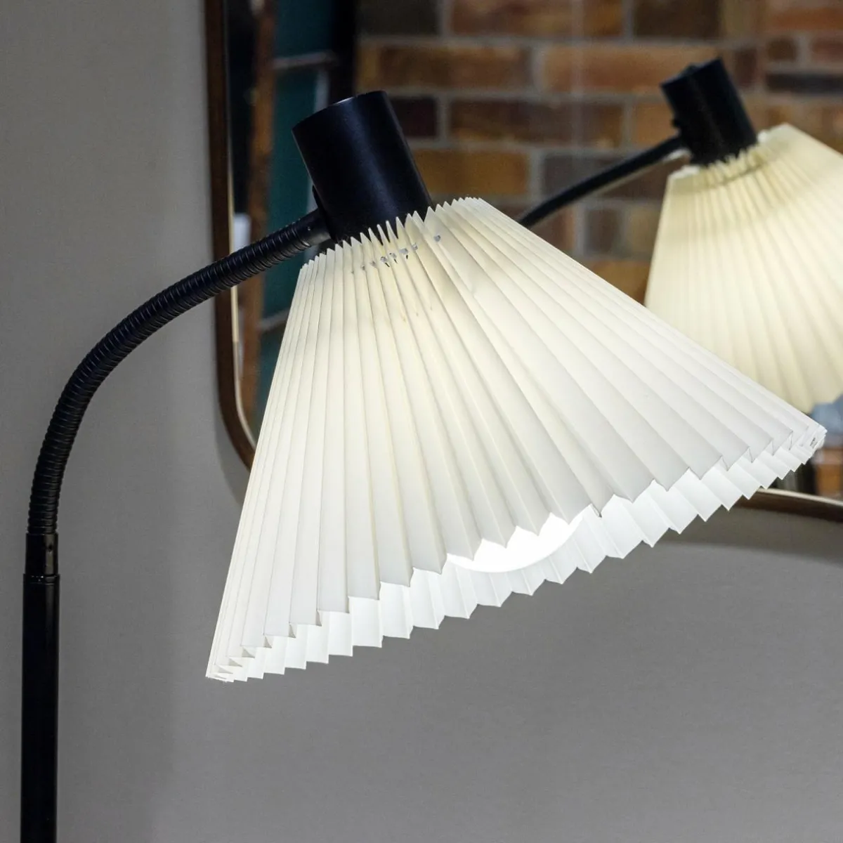lampe_sur_pied_textile_mira_noir_1.webp Hot Markslöjd Lampe sur pied textile Mira, noir