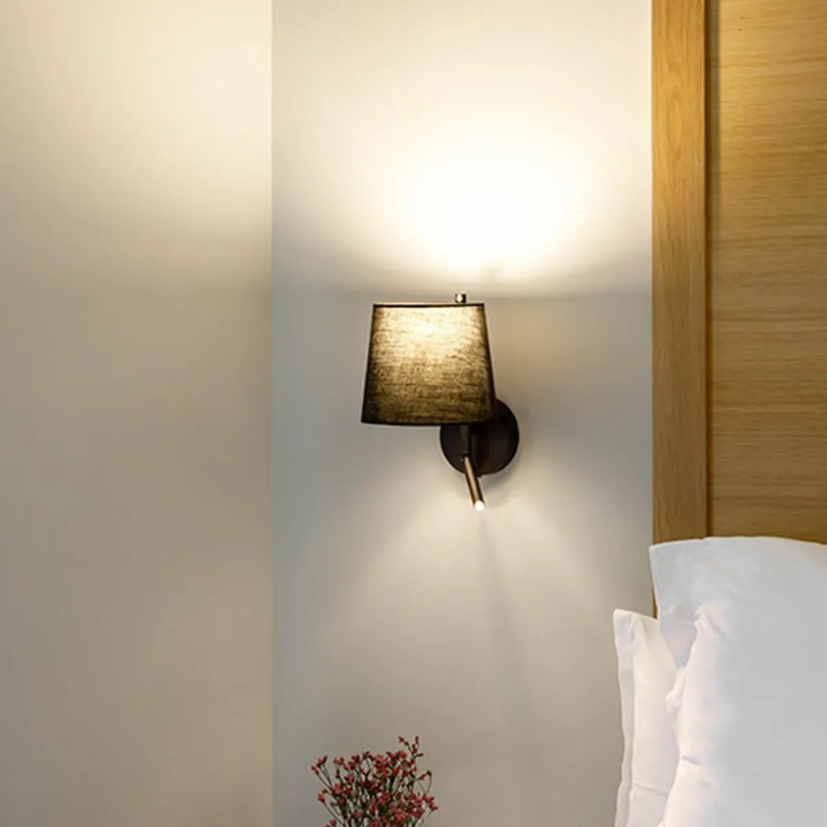 ledsc_clip_applique_avec_liseuse_led_noire_1.webp Outlet LEDS-C4 Clip applique avec liseuse LED noire