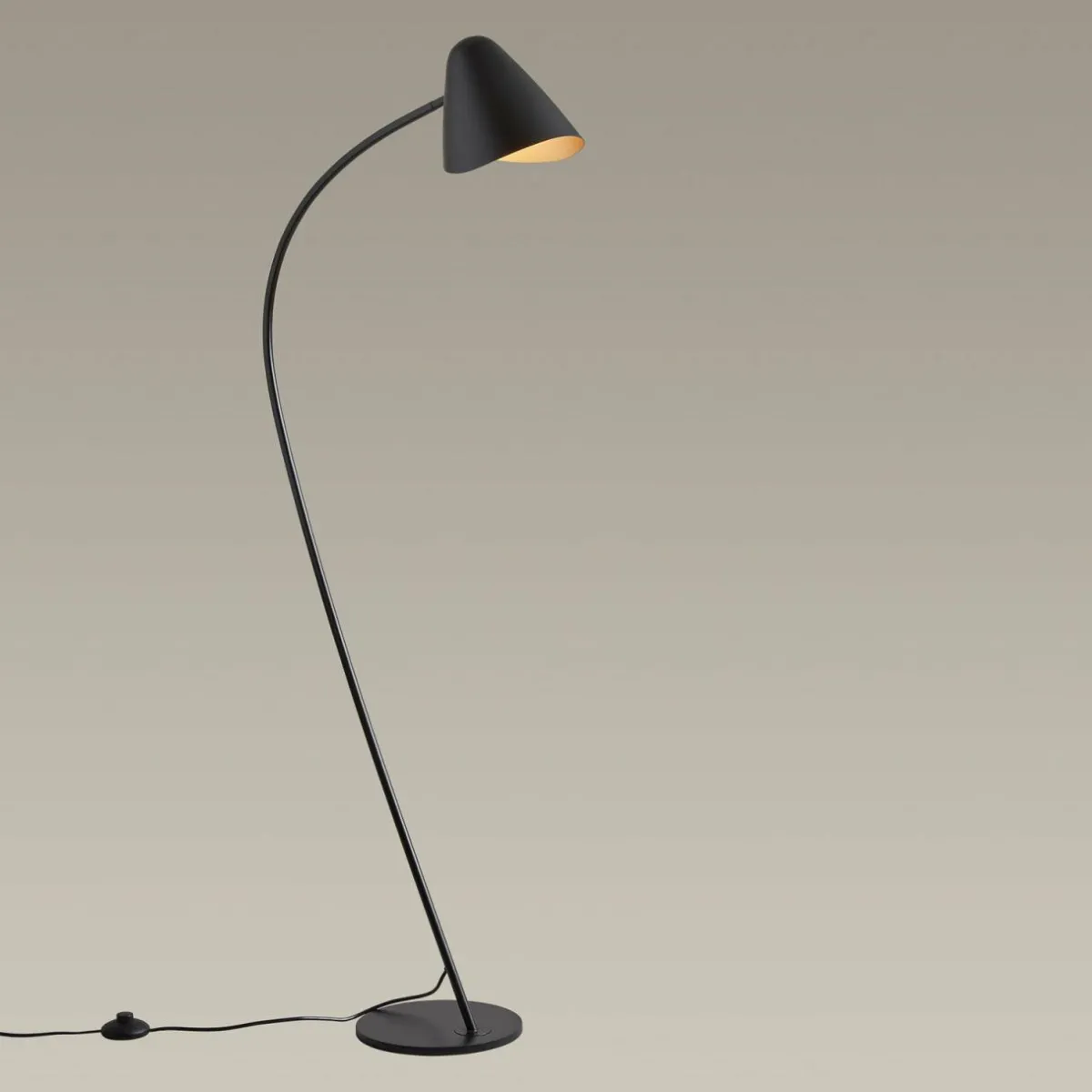 ledsc_organic_lampadaire_tte_inclinable_2.webp Discount LEDS-C4 Organic lampadaire, tête inclinable
