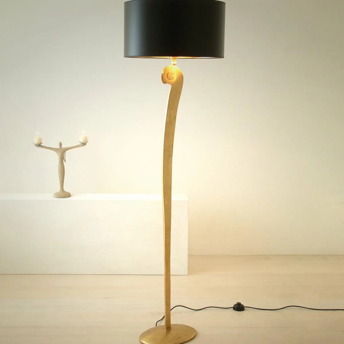 lgant_lampadaire_lorgolioso_en_noir_dor_0.webp Shop Holländer Élégant lampadaire LORGOLIOSO en noir doré
