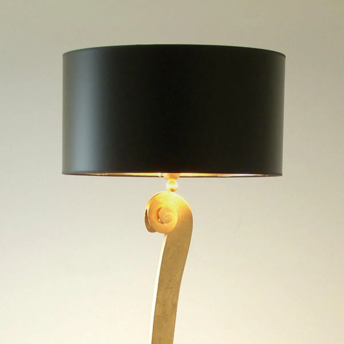 lgant_lampadaire_lorgolioso_en_noir_dor_1.webp Shop Holländer Élégant lampadaire LORGOLIOSO en noir doré