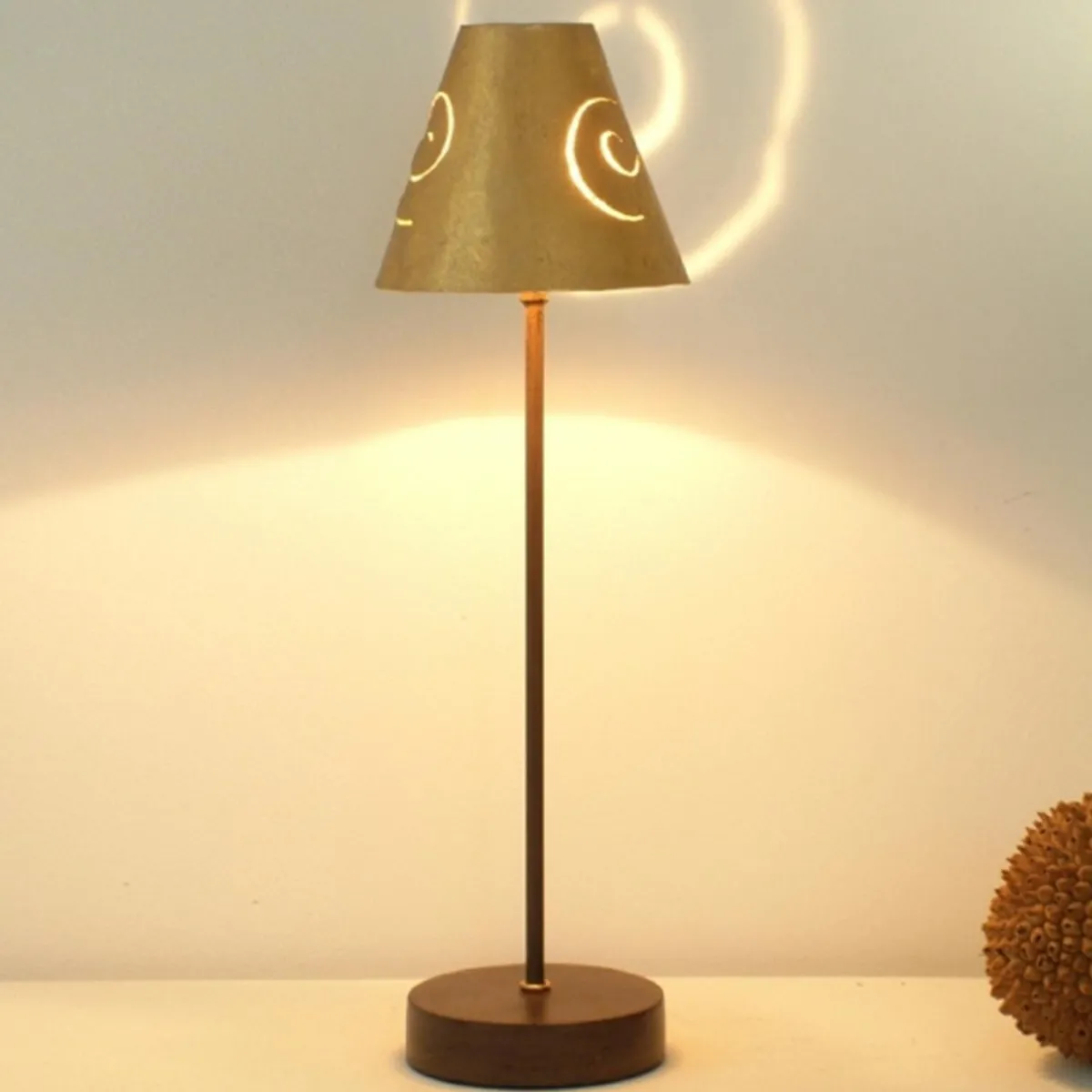 lgante_lampe__poser_schneckenhut_gold_en_fer_0.webp Outlet Holländer Élégante lampe à poser Schneckenhut Gold en fer
