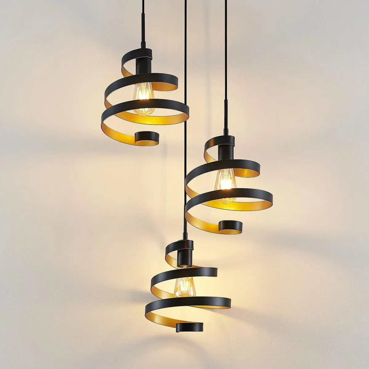 lindby_colten_suspension___cm__lampes_noir_or_2.webp Sale Lindby Colten suspension, Ø 50 cm, 3 lampes, noir, or