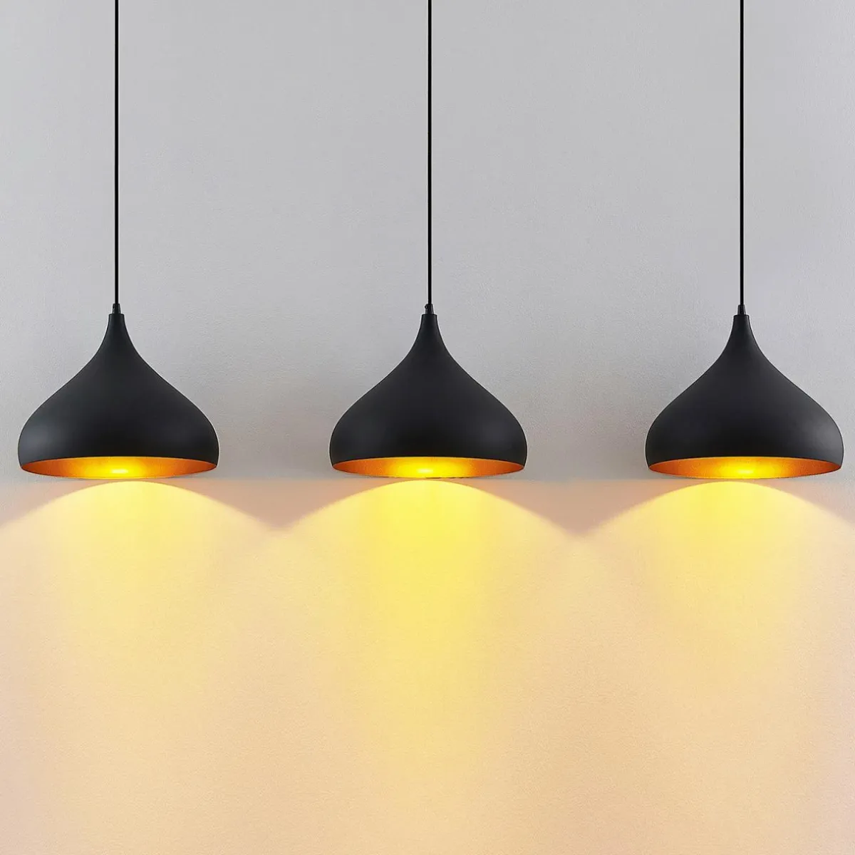 lindby_suspension_elamira_noir_aluminium__cm___lampes_2.webp Flash Sale Lindby suspension Elamira, noir, aluminium, 133 cm, à 3 lampes.