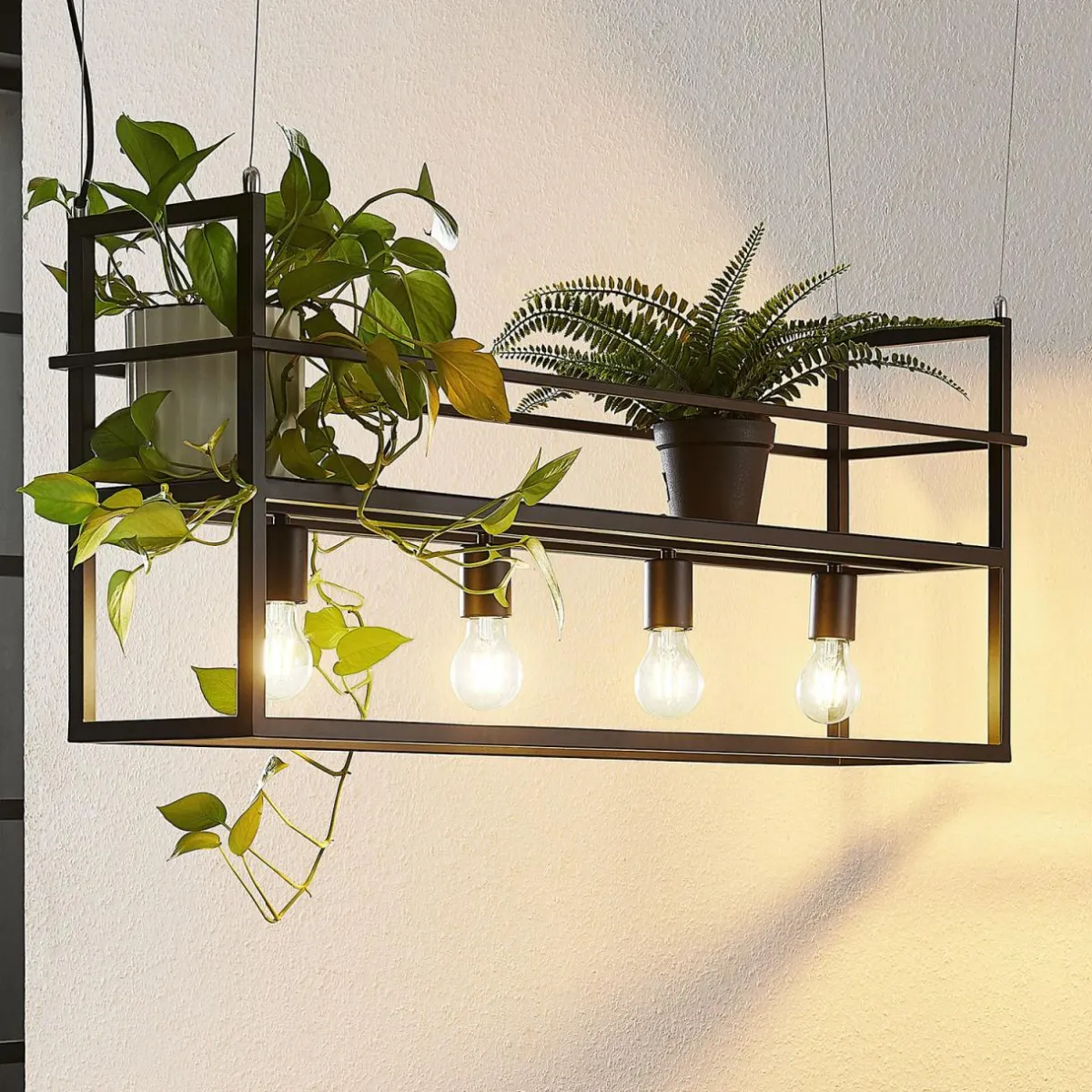 lindby_suspension_grisela__lampes_noir_acier_tagre_1.webp Fashion Lindby suspension Grisela, 4 lampes, noir, acier, étagère