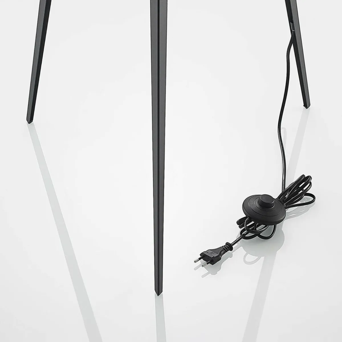 lindby_thoralf_lampadaire_avec_trpied_5.webp Online Lindby Thoralf lampadaire avec trépied