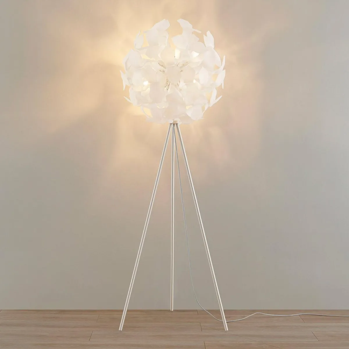 lindby_varika_lampadaire_avec_abatjour_sphrique_blanc_2.webp Cheap Lindby Varika lampadaire avec abat-jour sphérique, blanc