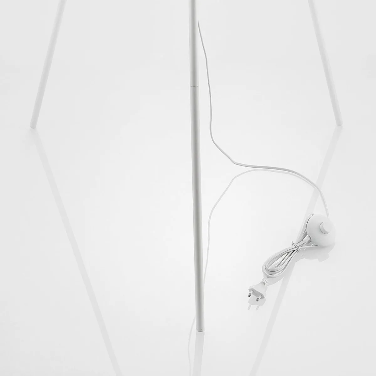 lindby_varika_lampadaire_avec_abatjour_sphrique_blanc_5.webp Cheap Lindby Varika lampadaire avec abat-jour sphérique, blanc