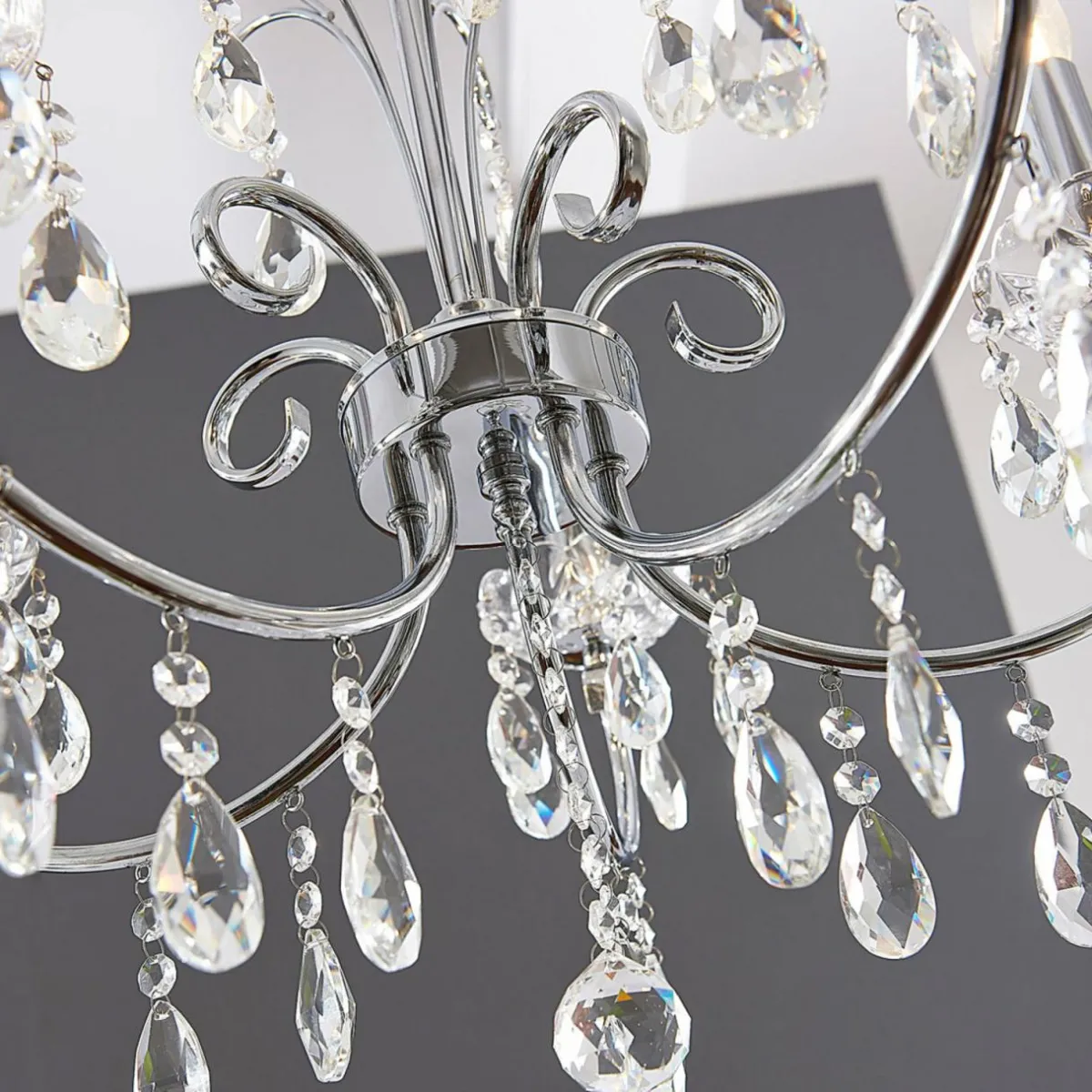 lustre_chrom_solveig_avec_des_cristaux_4.webp Shop Lucande Lustre chromé Solveig avec des cristaux