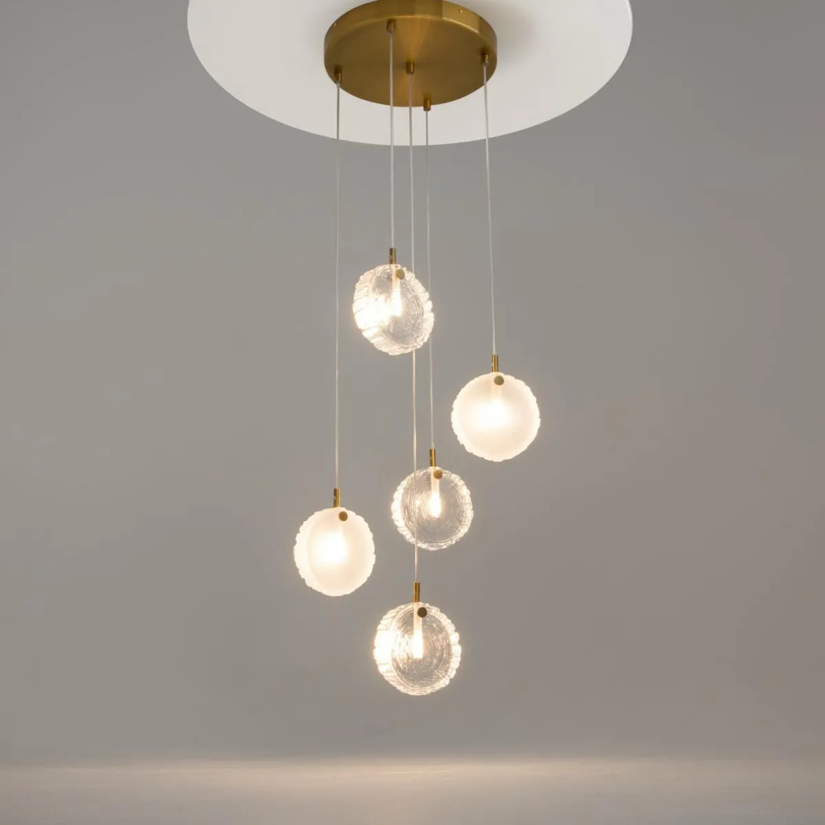 maytoni_suspension_frozen___lampes_blanc__laiton_verre_1.webp Shop Maytoni suspension Frozen, à 5 lampes, blanc / laiton, verre