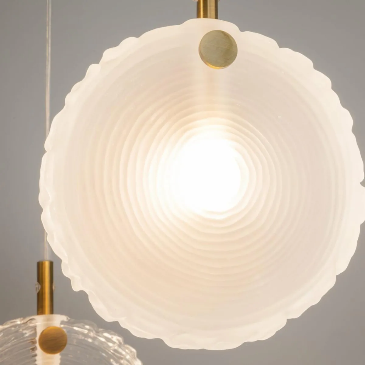 maytoni_suspension_frozen___lampes_blanc__laiton_verre_2.webp Shop Maytoni suspension Frozen, à 5 lampes, blanc / laiton, verre